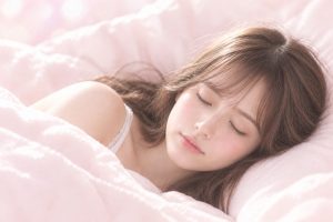 やわらかな光の中で、目を閉じて休む女性のイメージ