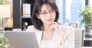 パソコンの前で、内容をじっくり見比べる様子のイメージ