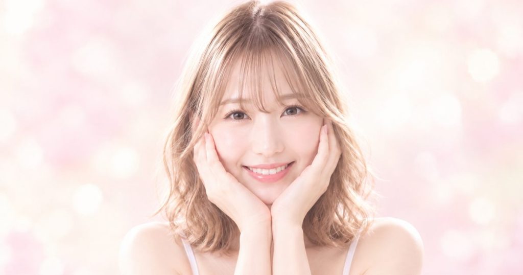 明るい光の中で、安心してほほえむ様子のイメージ