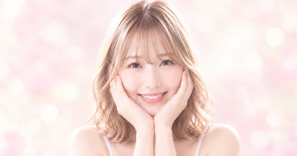 明るい光の中で、安心してほほえむ様子のイメージ